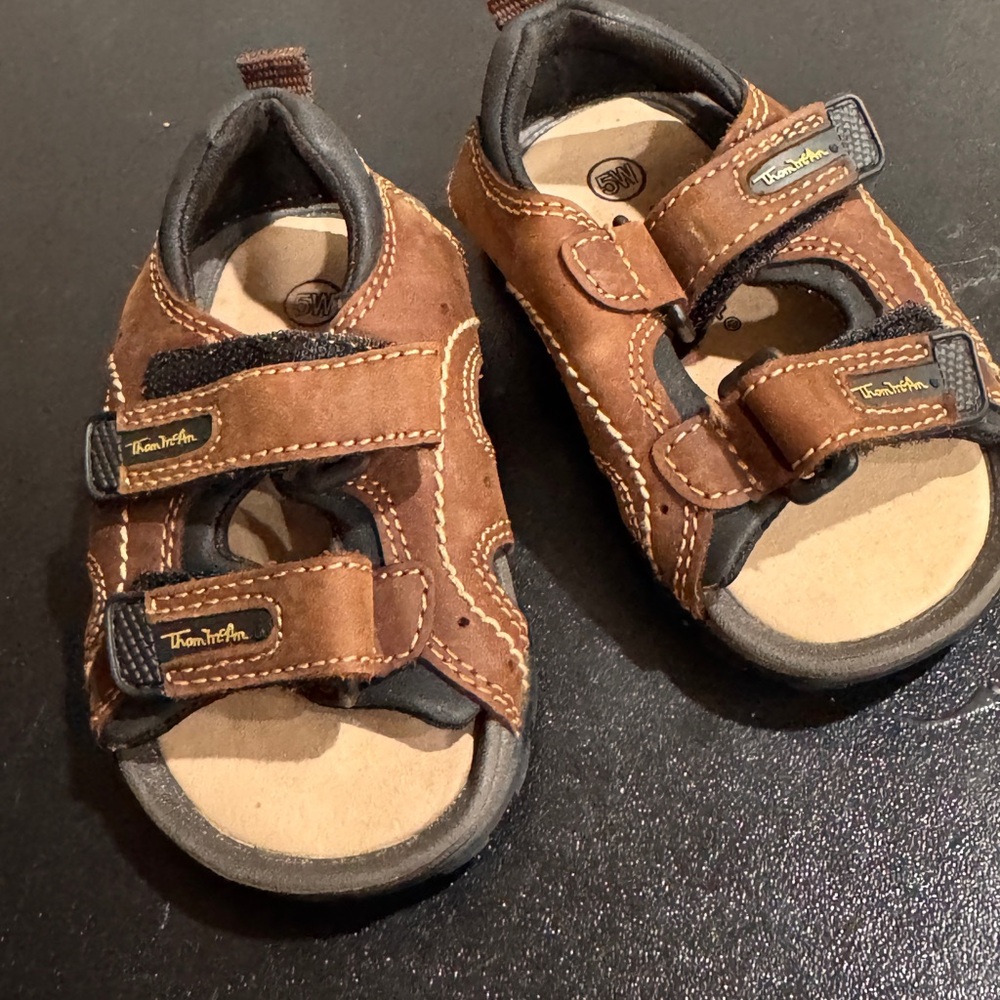 Thom McAn Brown and Black Kids Sandals 5W